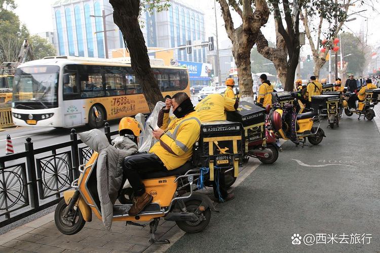 的人,他们每天在城市的大街小巷中穿梭,为人们提供方便快捷的餐饮服务